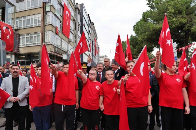 Samsun'da Cumhuriyet'in 103. yılı 1919 metrelik bayrakla yürüyüşle kutlandı