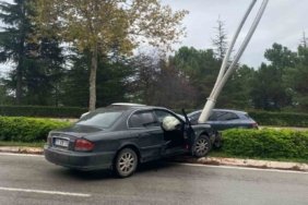 Samsun'da OMÜ çıkışında kontrolden çıkan otomobil aydınlatma direğini yıktı