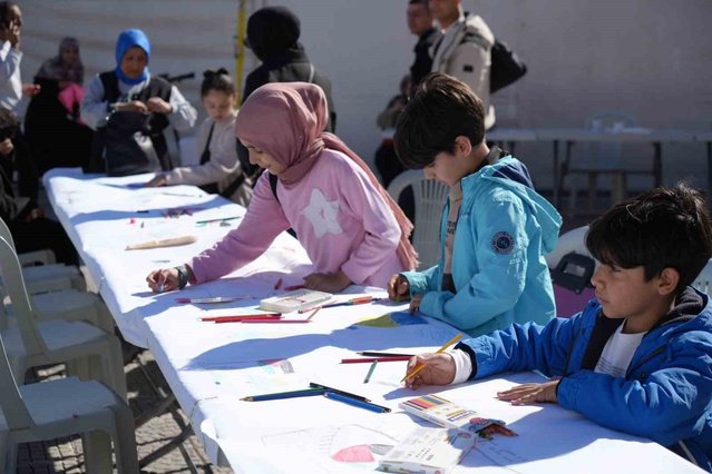 Samsun'da çocuklar Cumhuriyet Meydanı'nda Filistinli yaşıtları için resim çizdi