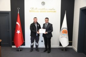 Samsun'da hemzemin geçitte çocuğu kurtaran güvenlik görevlisine ikramiye verildi