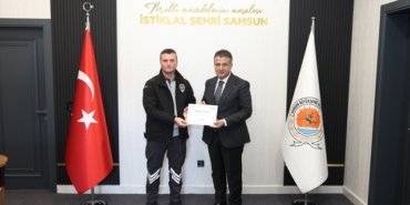 Samsun'da hemzemin geçitte çocuğu kurtaran güvenlik görevlisine ikramiye verildi