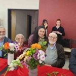 Samsun'da huzurevi sakinleri çiçeklerle aranjman hazırlayarak keyifli vakit geçirdi