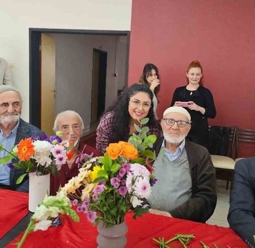 Samsun'da huzurevi sakinleri çiçeklerle aranjman hazırlayarak keyifli vakit geçirdi
