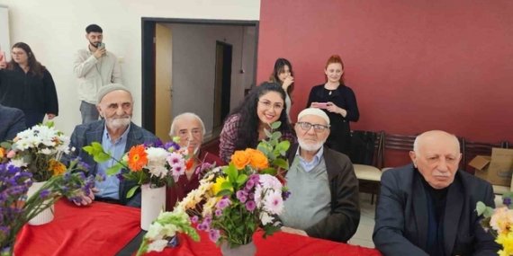 Samsun'da huzurevi sakinleri çiçeklerle aranjman hazırlayarak keyifli vakit geçirdi