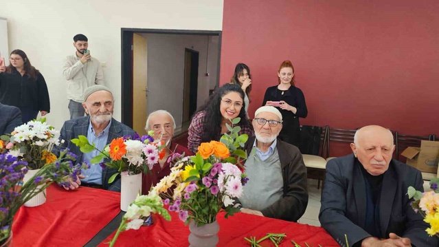Samsun'da huzurevi sakinleri çiçeklerle aranjman hazırlayarak keyifli vakit geçirdi
