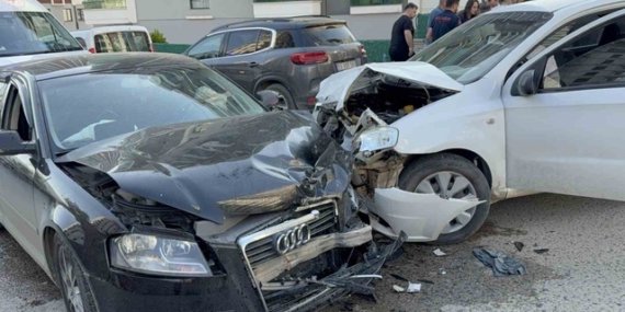 Samsun'da iki otomobilin çarpışması kamerada, 6 yaşındaki çocuk ve sürücüler yaralandı
