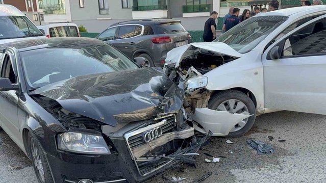 Samsun'da iki otomobilin çarpışması kamerada, 6 yaşındaki çocuk ve sürücüler yaralandı