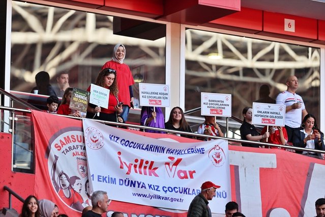 Samsun'da kız sporcular, 11 Ekim Dünya Kız Çocukları Günü'nde locadan maç izledi
