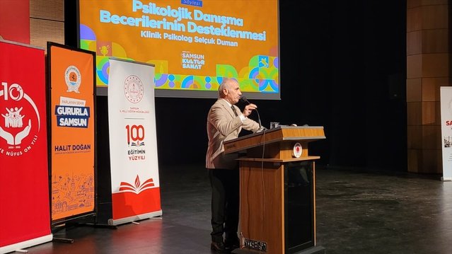 Samsun'da klinik psikolog Dr. Selçuk Duman psikolojik danışma seminerinde sunum yaptı