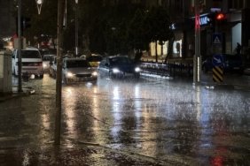 Samsun'da sağanak hayatı olumsuz etkiledi, İlkadım'da su birikintileri oluştu