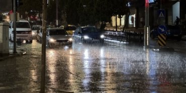 Samsun'da sağanak hayatı olumsuz etkiledi, İlkadım'da su birikintileri oluştu