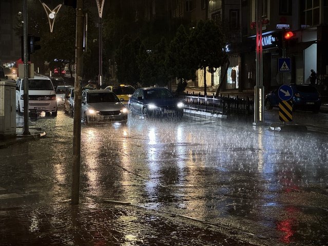Samsun'da sağanak hayatı olumsuz etkiledi, İlkadım'da su birikintileri oluştu