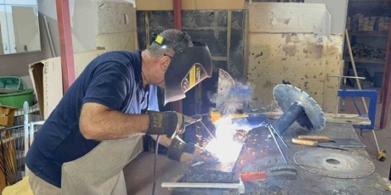 Samsun'da sağlık memuru Aydın Acar, çatı atölyesinde hurdayı sanata çeviriyor