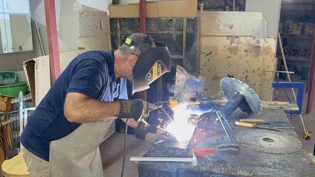 Samsun'da sağlık memuru Aydın Acar, çatı atölyesinde hurdayı sanata çeviriyor