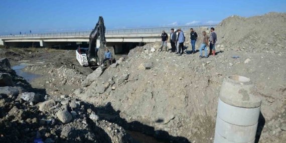 Sinop Türkeli'de dere geçişindeki kanalizasyon hattında yenileme çalışması sürüyor