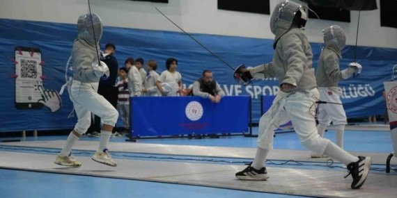 Türkiye Eskrim Federasyonu, Samsun'da 612 sporcunun katıldığı kılıç kupasını başlattı