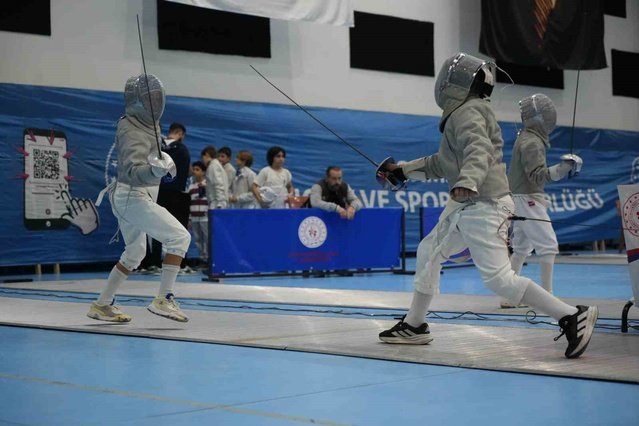 Türkiye Eskrim Federasyonu, Samsun'da 612 sporcunun katıldığı kılıç kupasını başlattı