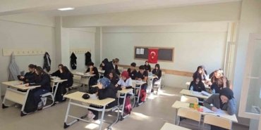 Vezirköprü'de 17 yaşındaki öğrenci hastanede staj ve amatör liglerde hakemlik yapıyor