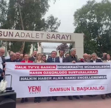 YENİ Parti Samsun, Halk TV'ye kayyım atanmasına Adalet Sarayı önünde tepki gösterdi
